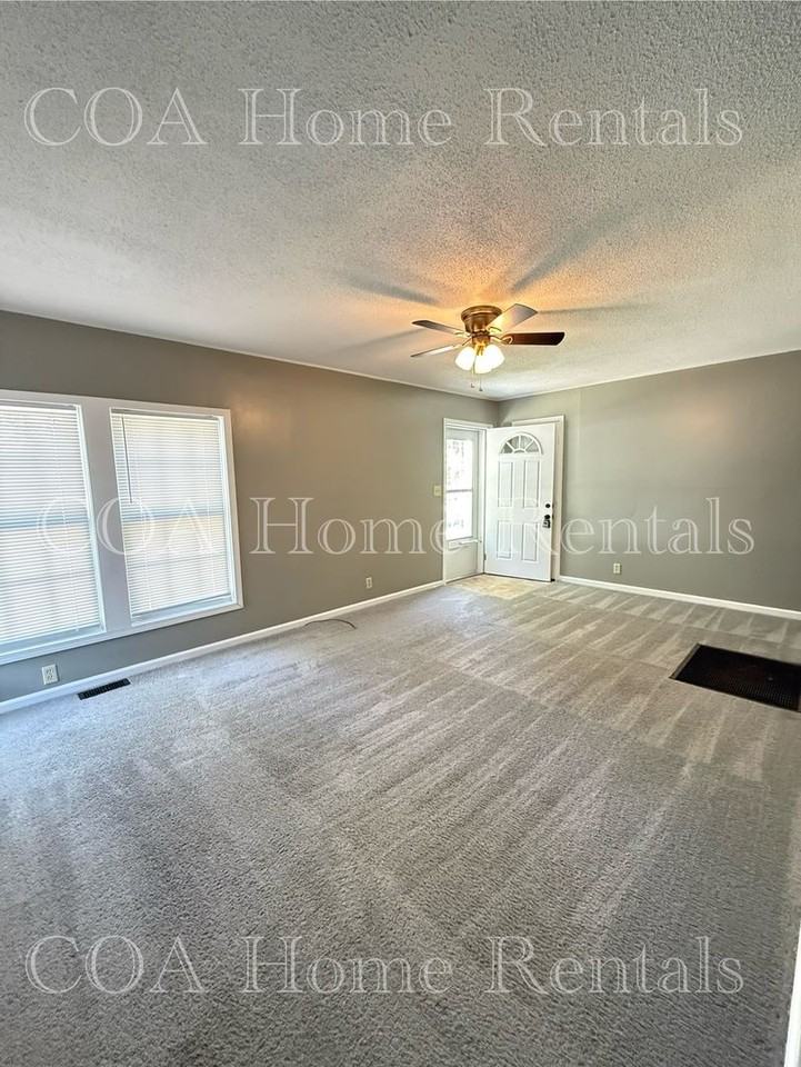 2255 S Victoria St - Photo 3 of 17