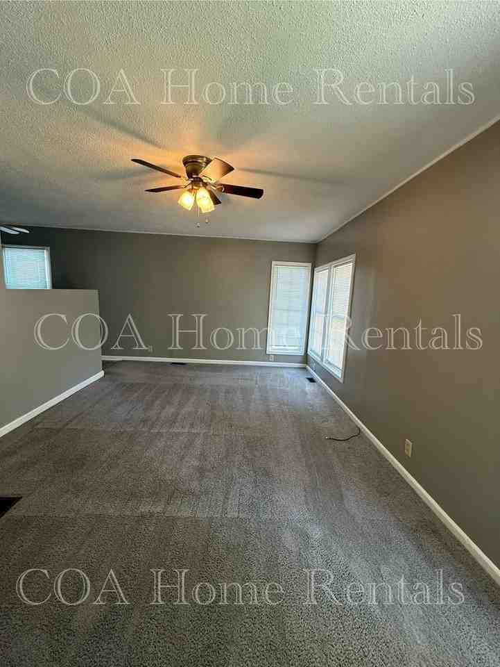 2255 S Victoria St - Photo 4 of 17