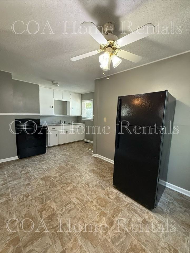 2255 S Victoria St - Photo 5 of 17