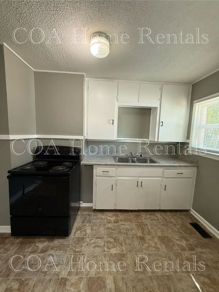 2255 S Victoria St - Photo 6 of 17
