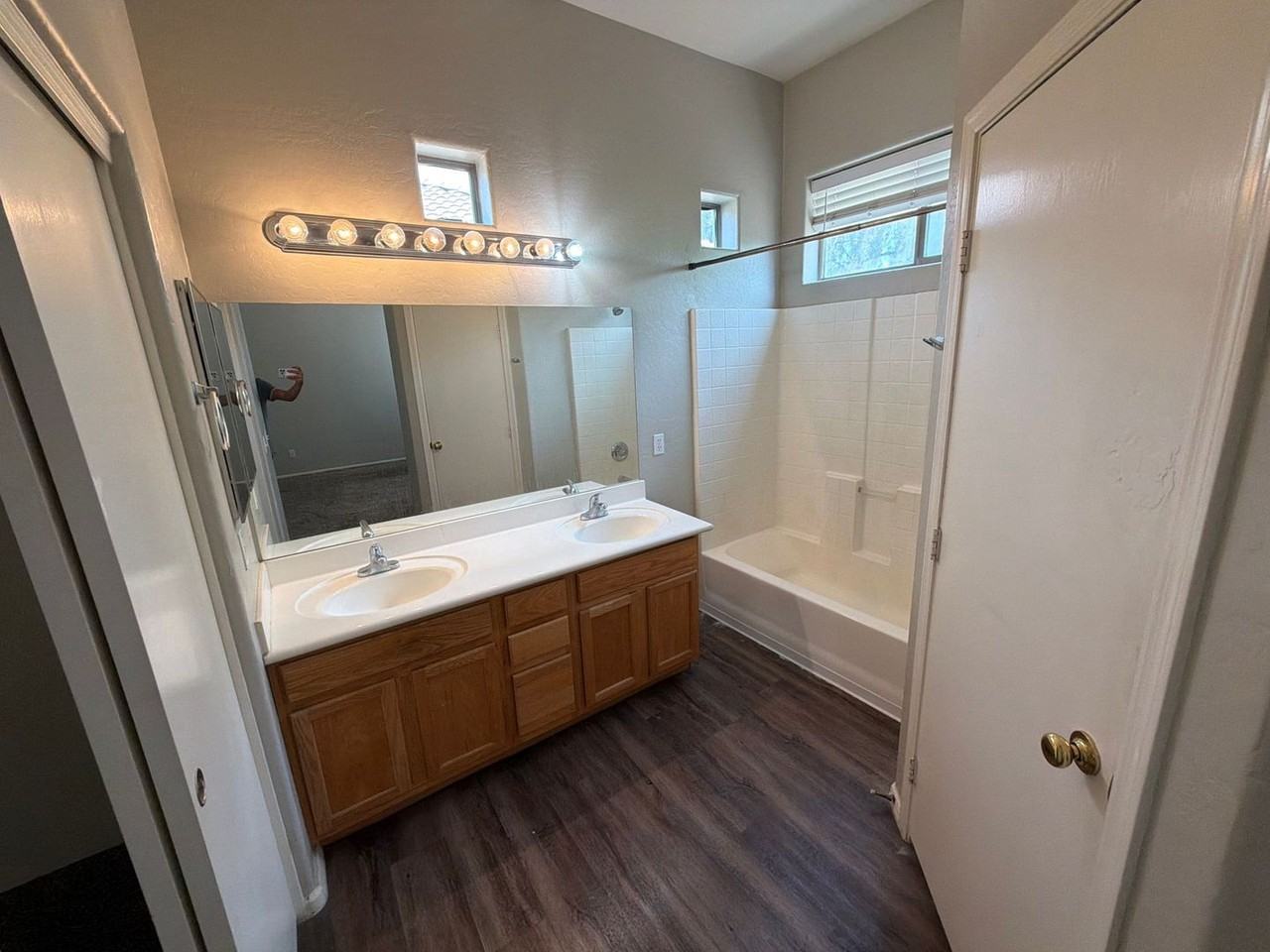 990 E Sheffield Ave - Photo 5 of 16