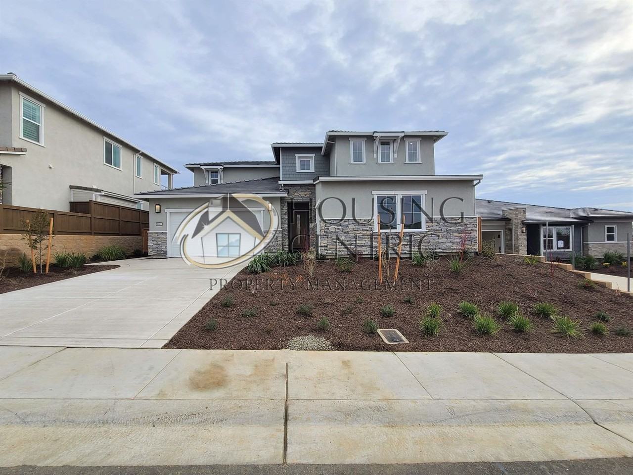 8067 Grant Dr - Photo 3 of 46