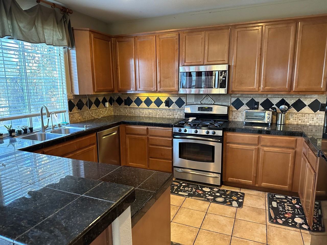 2691 Hutchings Dr - Photo 2 of 9