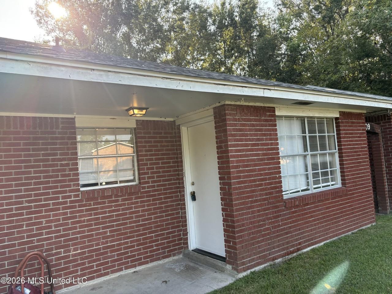209 Lawler Ave Apt B - Photo 2 of 14