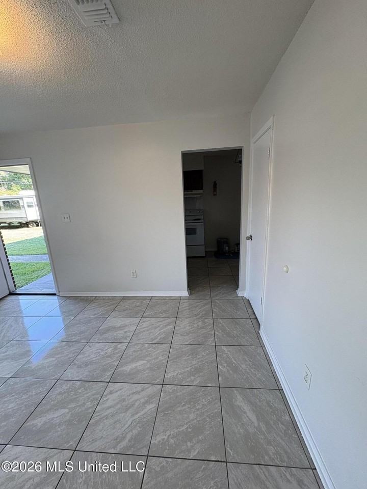 209 Lawler Ave Apt B - Photo 4 of 14