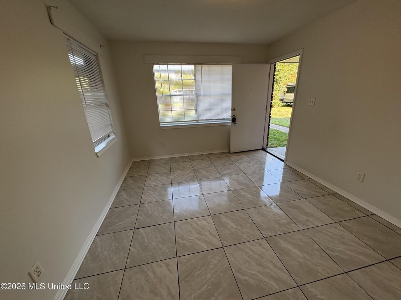 209 Lawler Ave Apt B - Photo 6 of 14