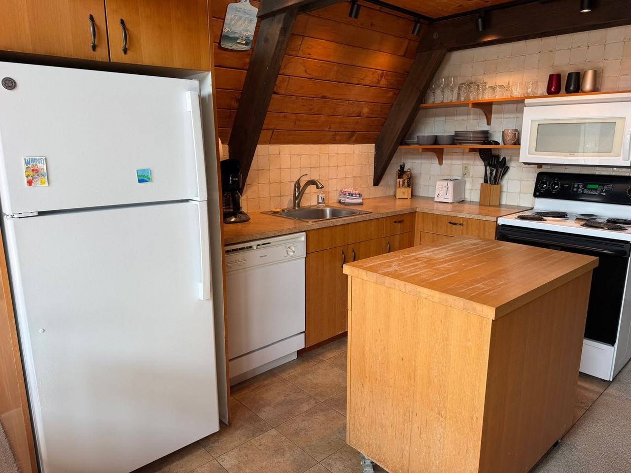 2095 Shore Ave - Photo 2 of 27