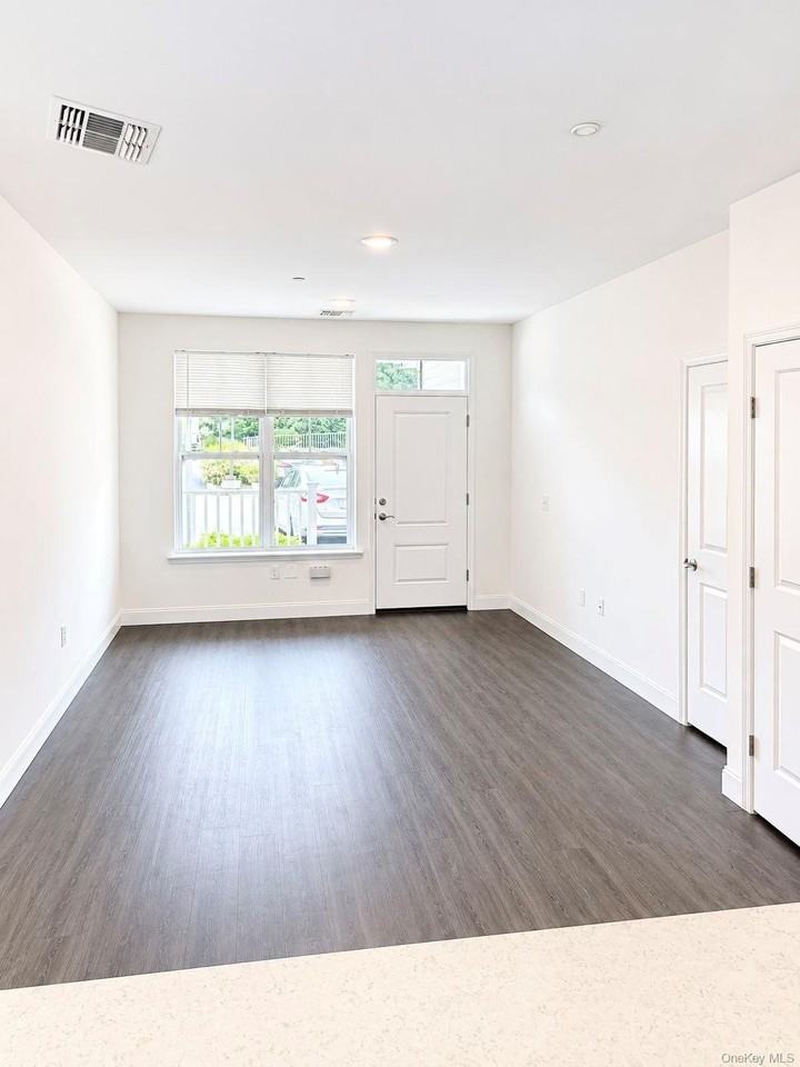 1046 New York Ave #6 - Photo 3 of 11