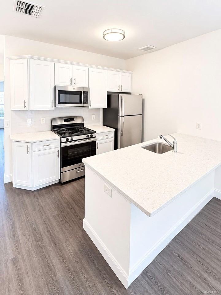 1046 New York Ave #6 - Photo 4 of 11