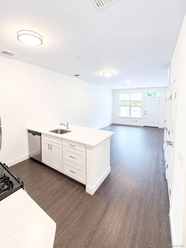 1046 New York Ave #6 - Photo 5 of 11