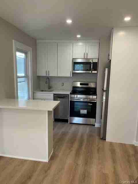 4511 Little Neck Pkwy - Photo 3 of 9
