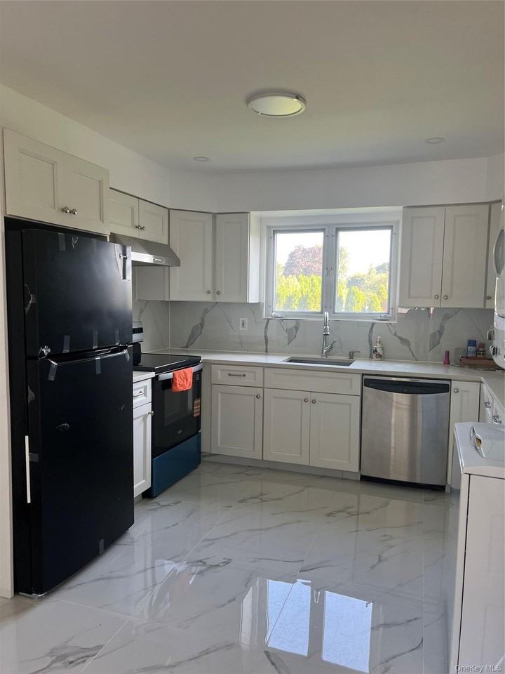 846 Conklin St - Photo 2 of 11