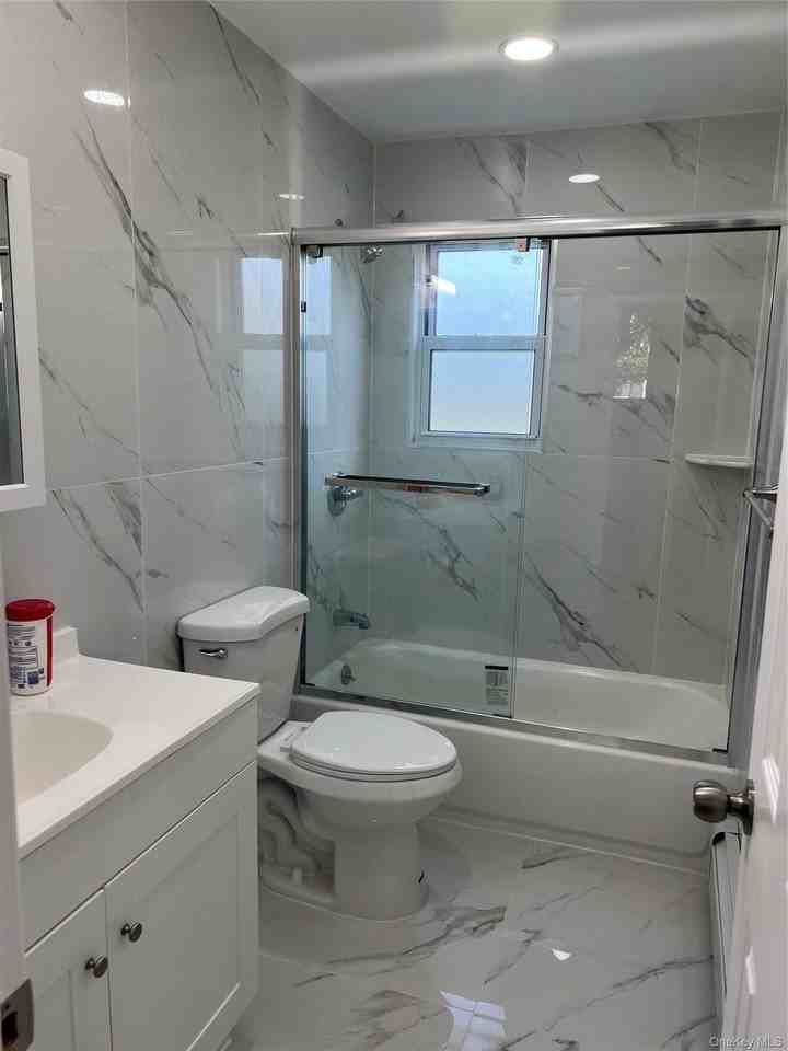 846 Conklin St - Photo 3 of 11