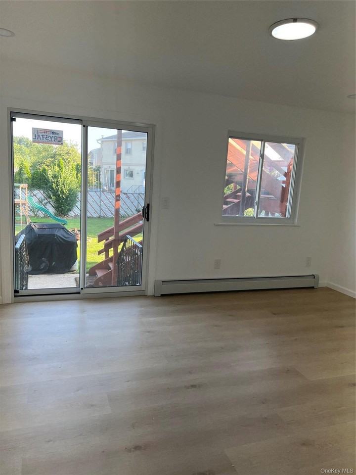 846 Conklin St - Photo 4 of 11