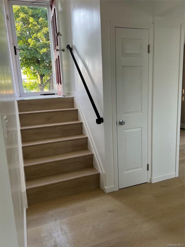 846 Conklin St - Photo 5 of 11