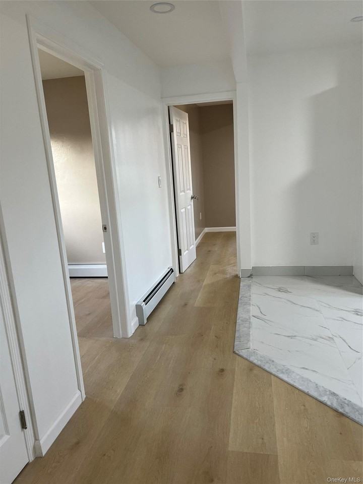 846 Conklin St - Photo 7 of 11