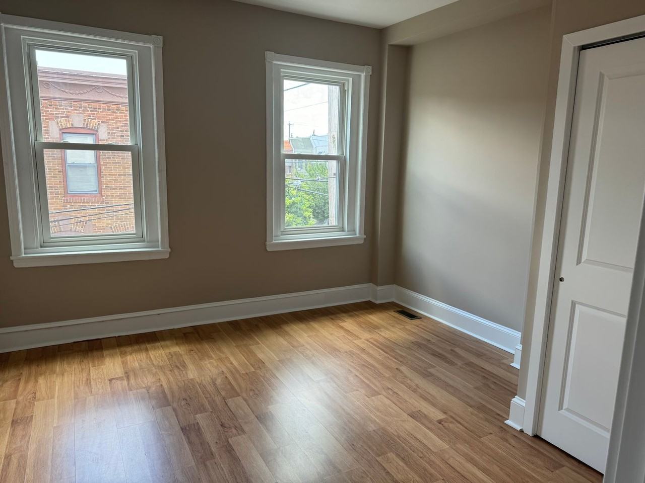 1855 Daly St - Photo 6 of 12