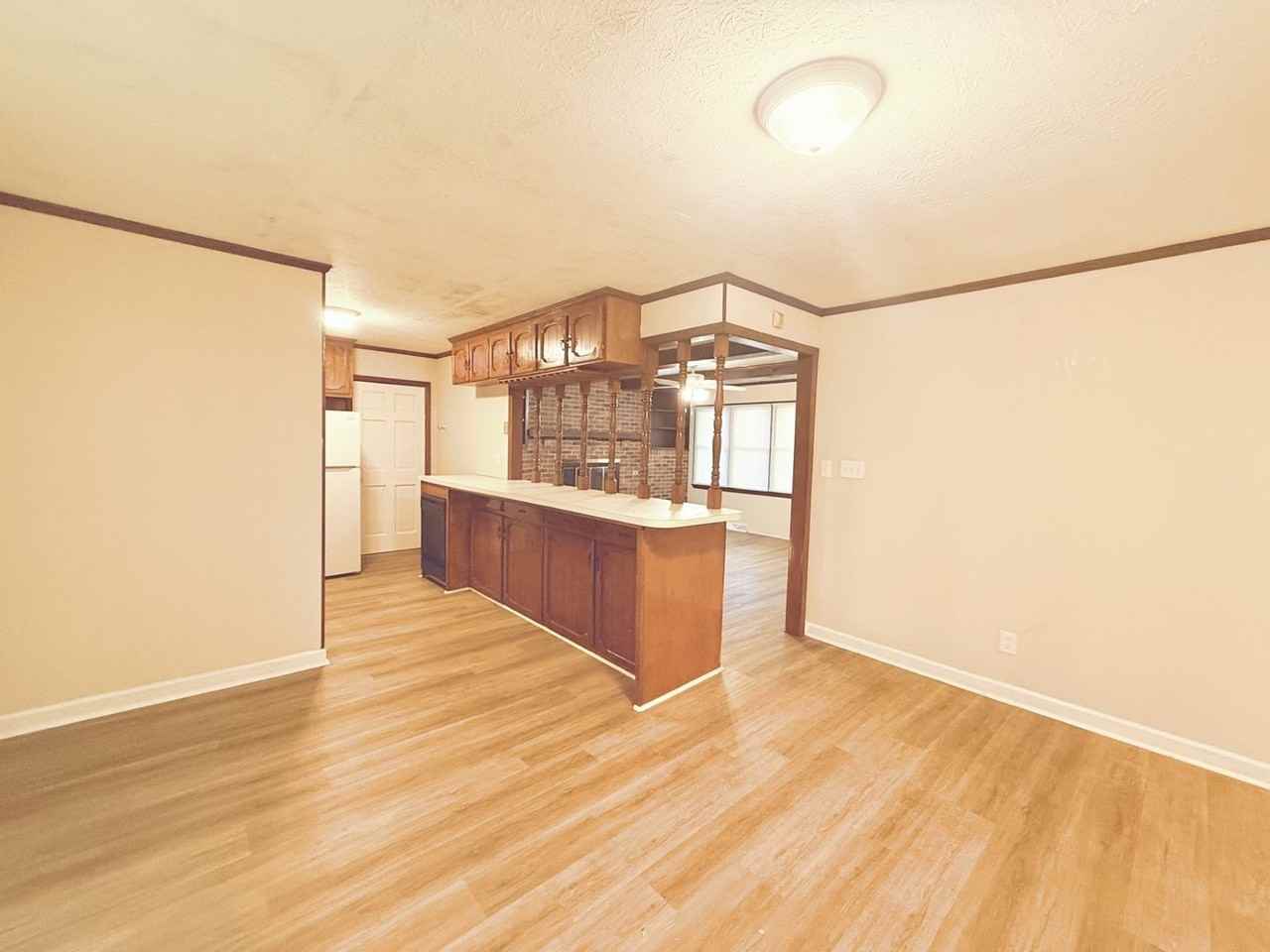601 E Brown St - Photo 5 of 17