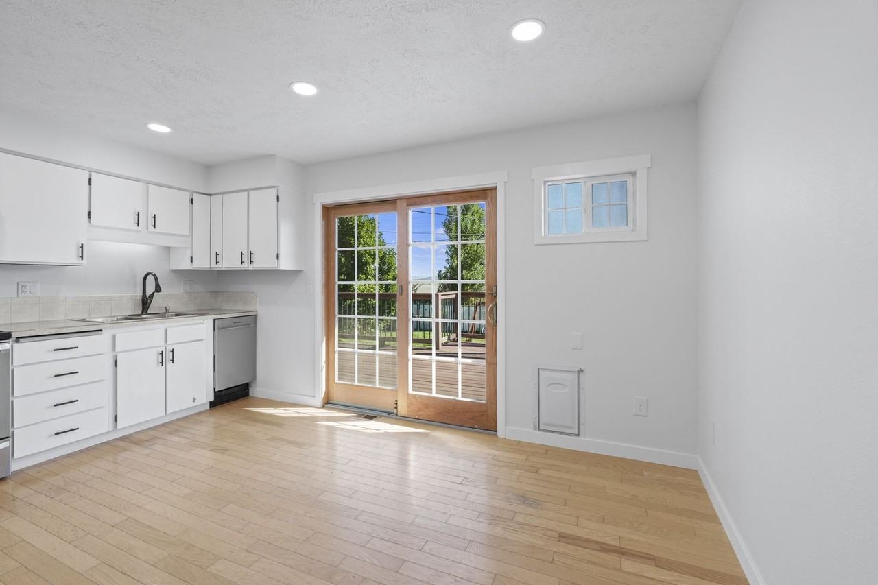 220 N Hodges Rd - Photo 2 of 37