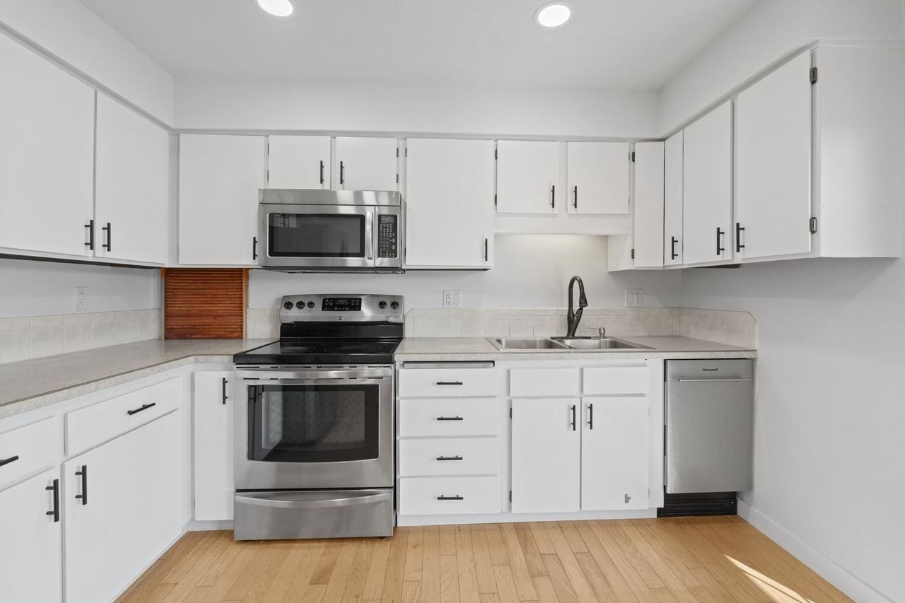 220 N Hodges Rd - Photo 4 of 37