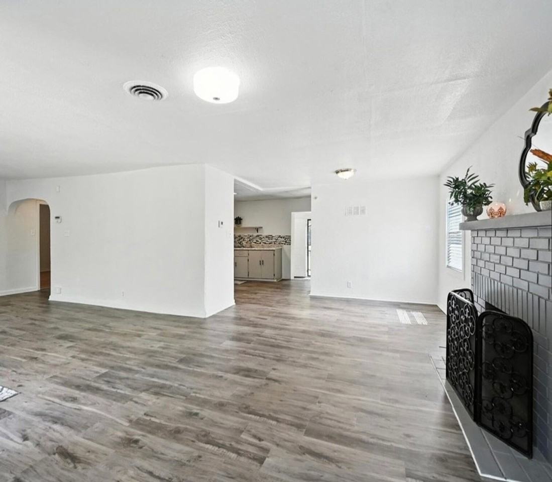 419 S Collett St - Photo 3 of 25