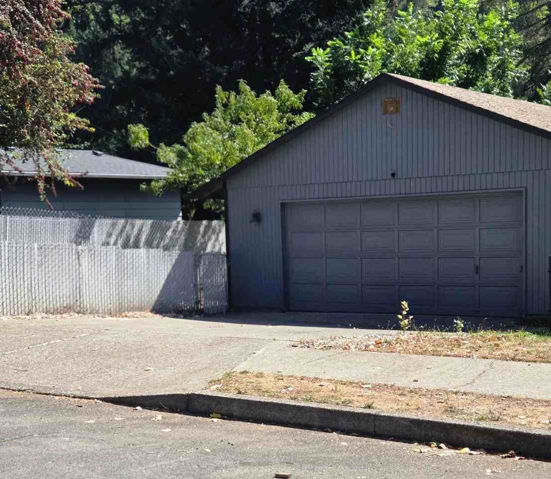 2718 Se 101st Ave - Photo 2 of 16