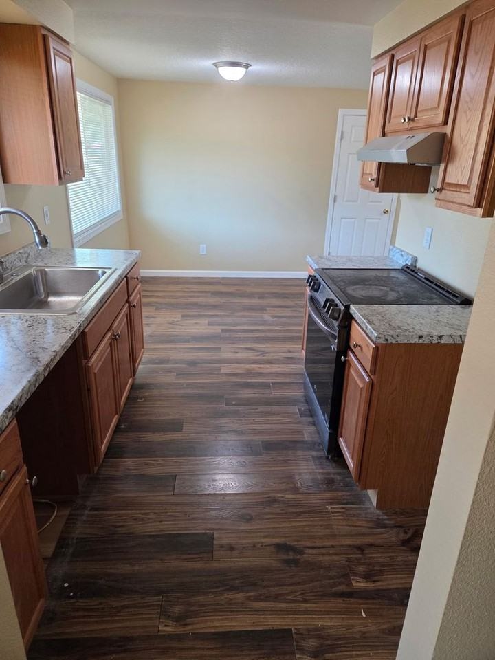 2718 Se 101st Ave - Photo 7 of 16