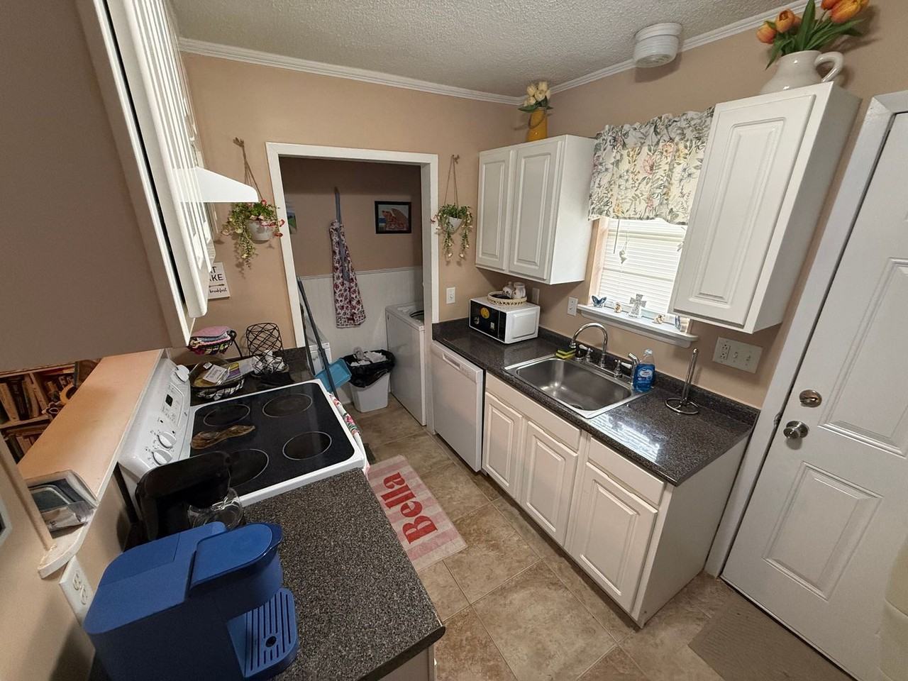 545 Hickory Ave Apt B - Photo 6 of 9