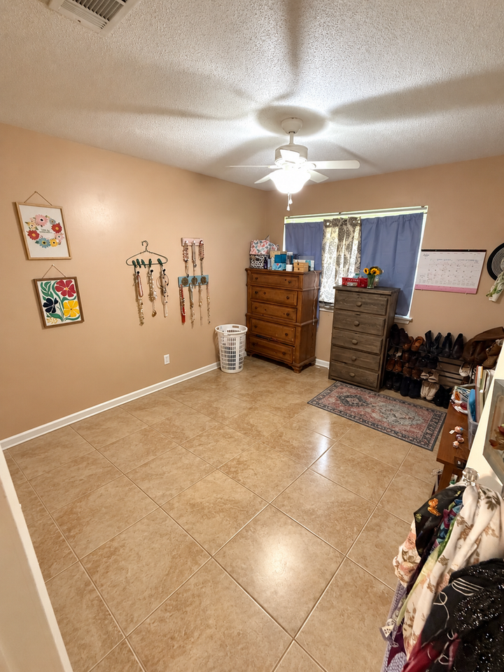 545 Hickory Ave Apt B - Photo 7 of 9
