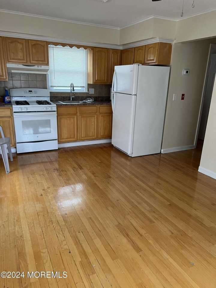 208 Lincoln Ave #C - Photo 2 of 8