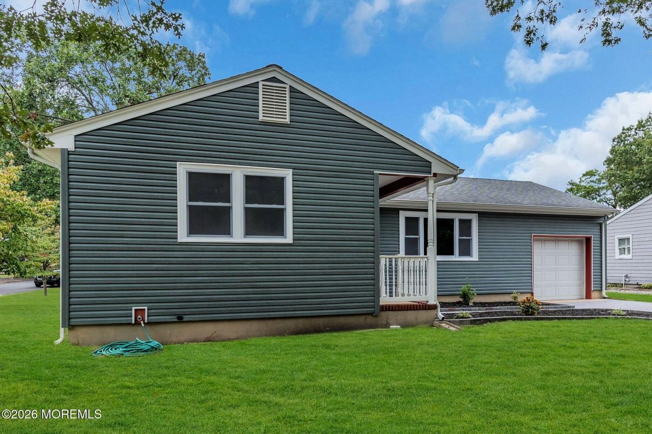 652 Berkeley Ave - Photo 3 of 48