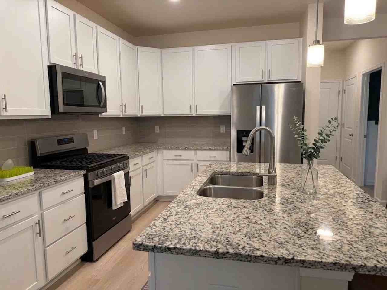 112 Ambrose St - Photo 3 of 14