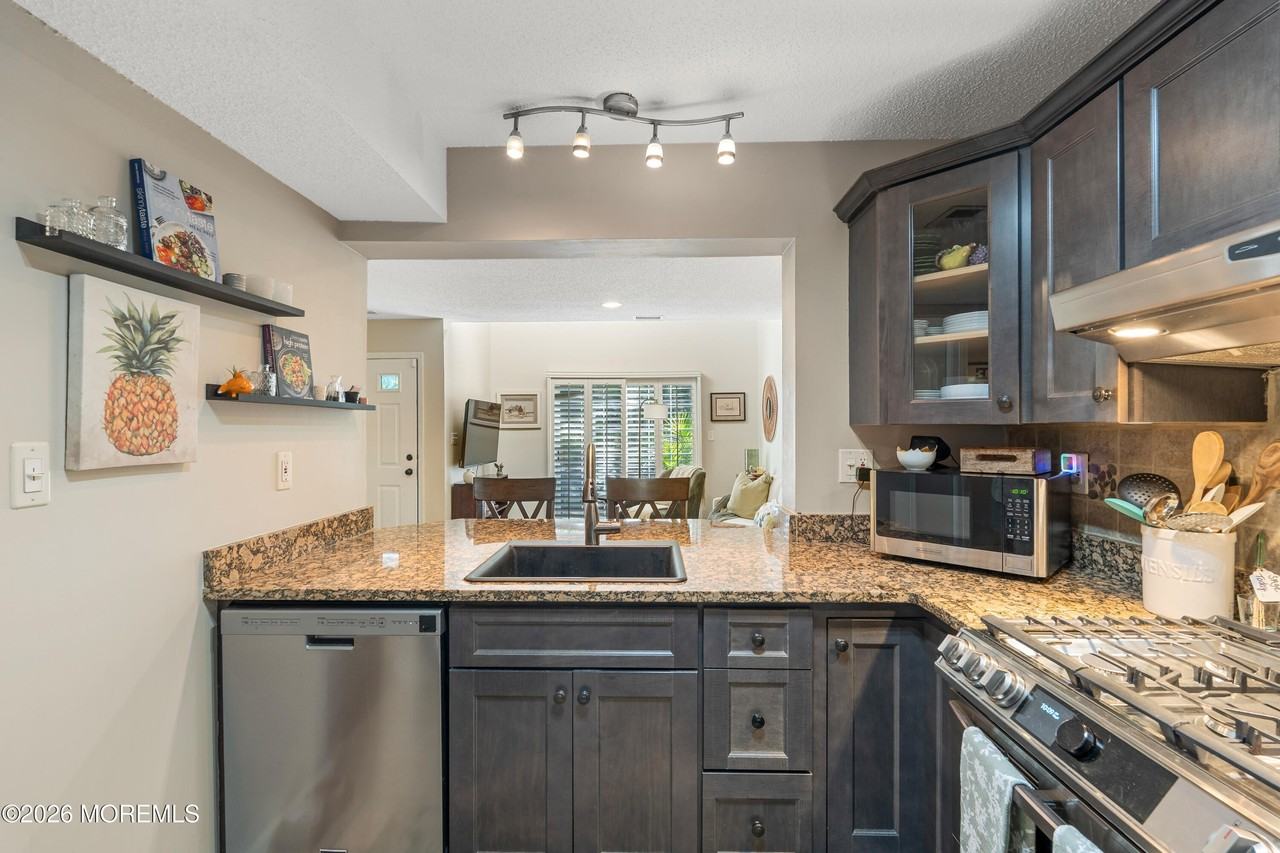 49 Richmond Ct - Photo 6 of 17
