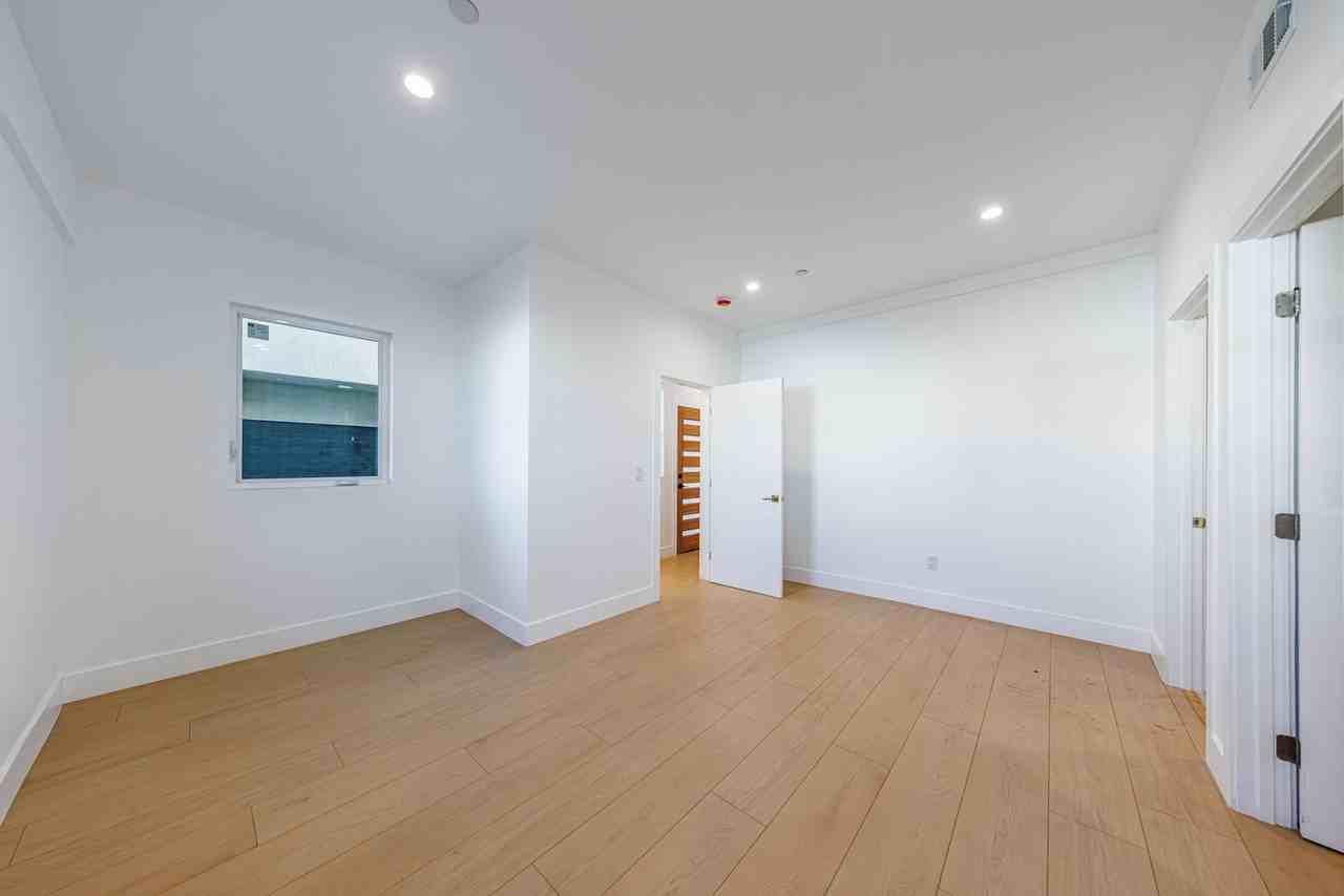 5931 Woodman Ave - Photo 5 of 50