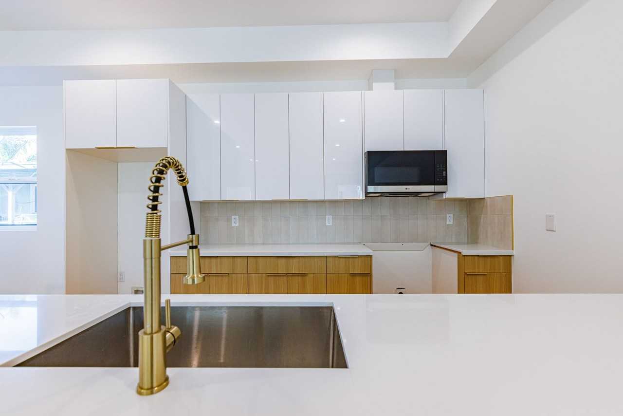 5931 Woodman Ave - Photo 6 of 50