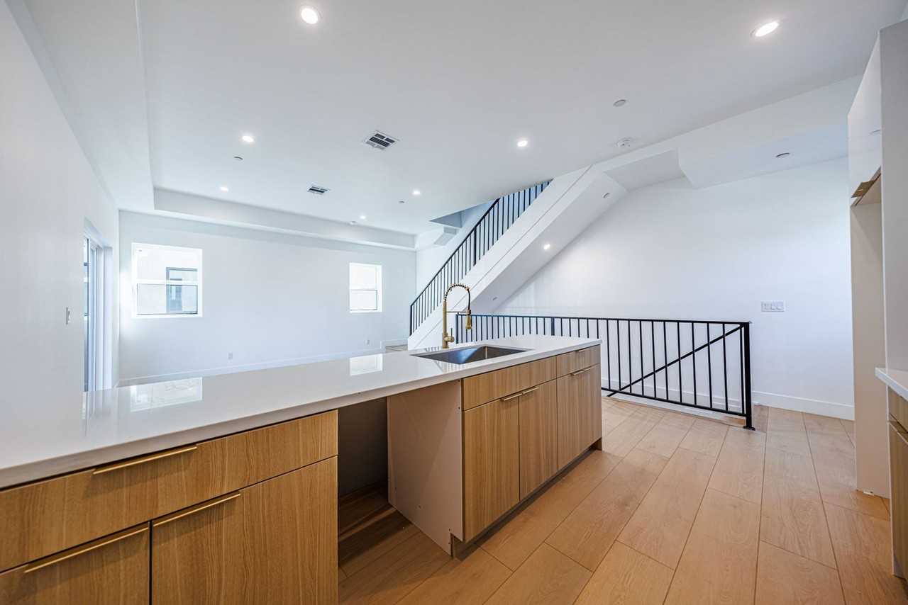 5931 Woodman Ave - Photo 7 of 50