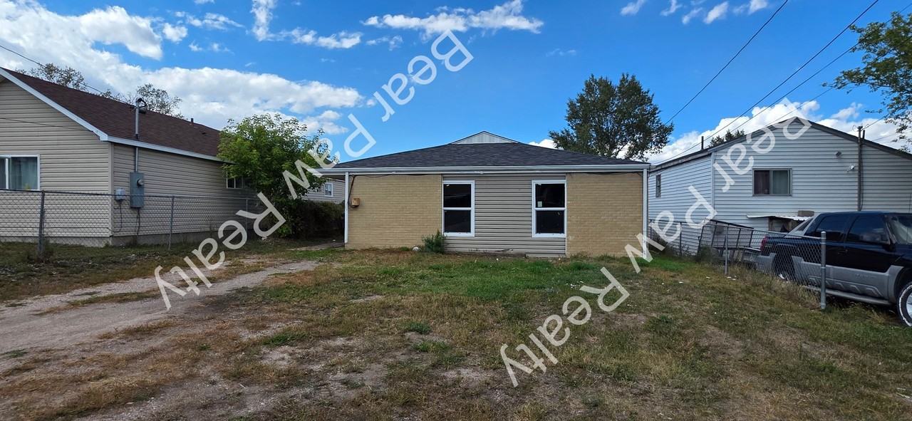 525 W 6th St - Photo 2 of 10