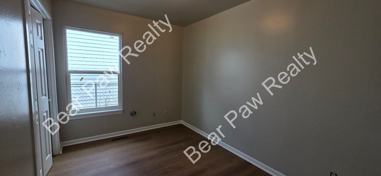 525 W 6th St - Photo 4 of 10