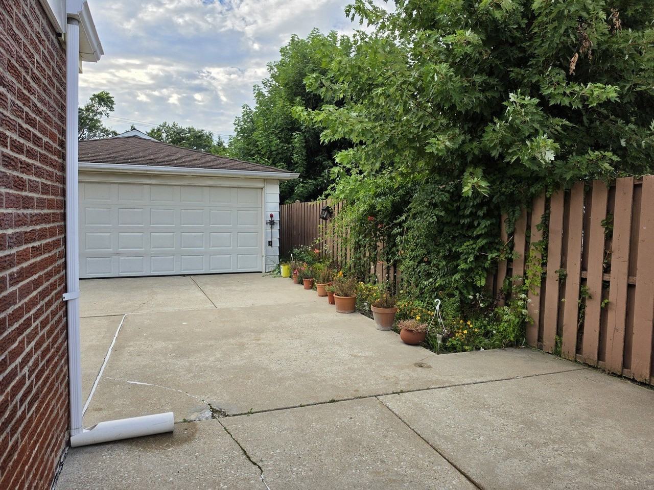 9104 Oleander Ave - Photo 3 of 34