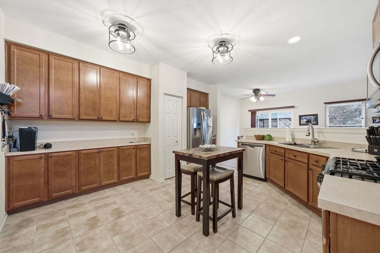 1836 Candlelight Cir #1836 - Photo 3 of 25
