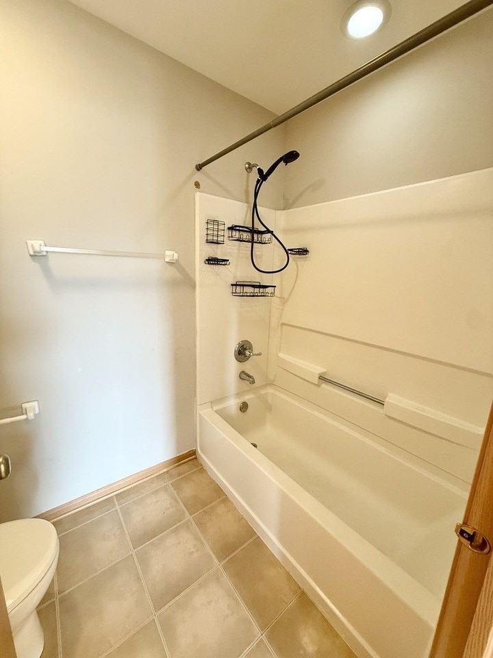 388 Richmond Dr - Photo 5 of 24