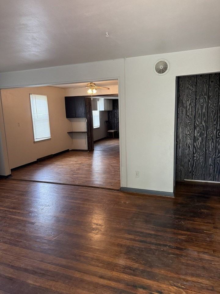 1306 E Green St - Photo 4 of 20