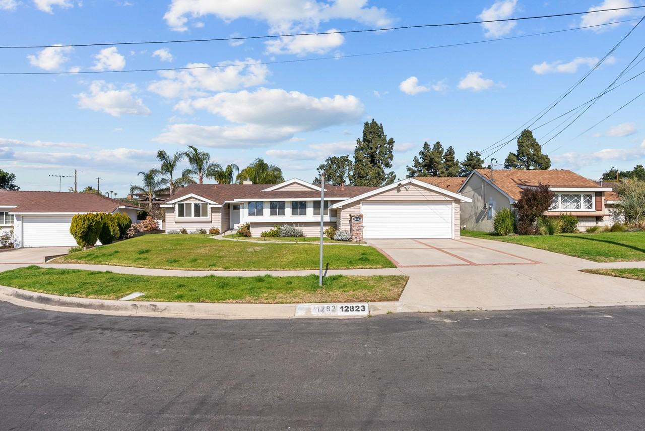 12823 Delano St #1 - Photo 7 of 45
