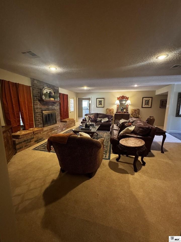 1800 Oakmont St - Photo 4 of 26