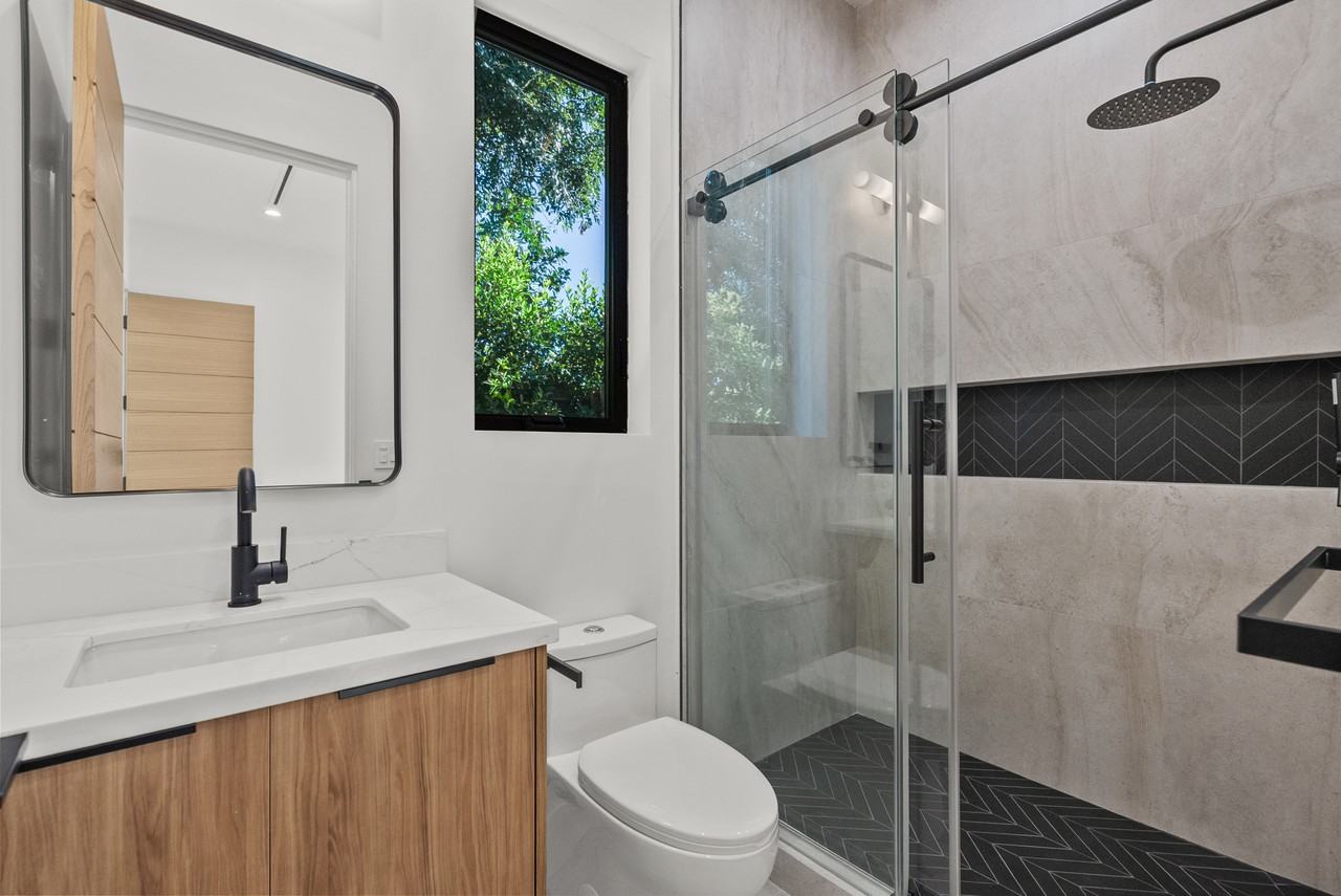 19146 Keswick St #19146 - Photo 3 of 20