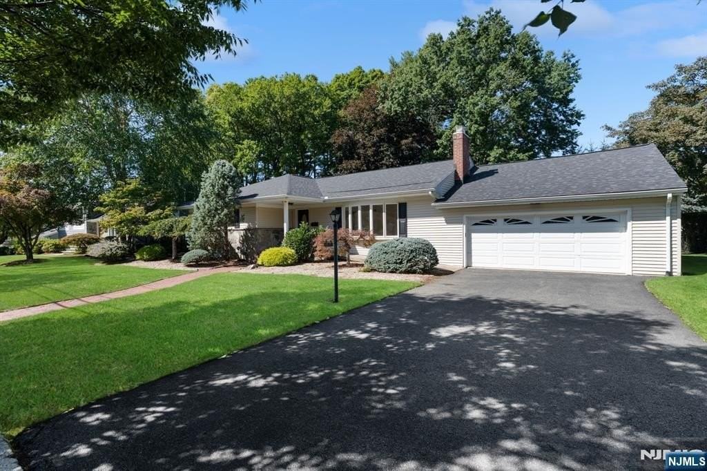 601 Iroquois St - Photo 2 of 27