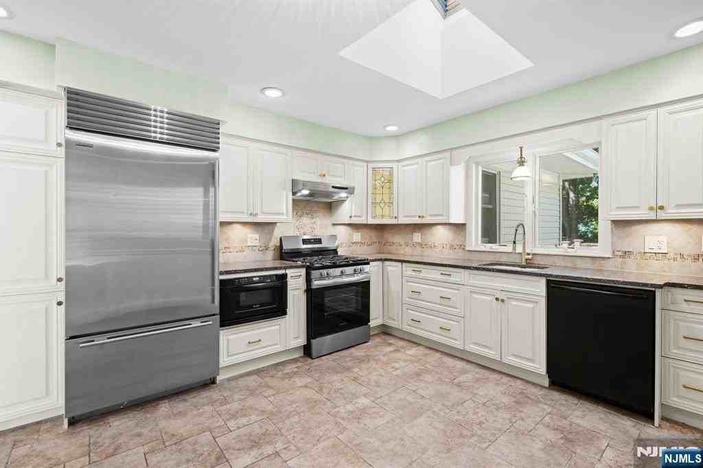 601 Iroquois St - Photo 4 of 27