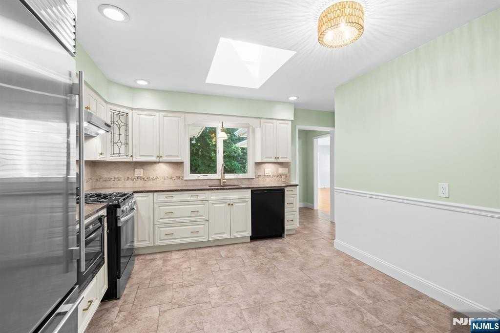 601 Iroquois St - Photo 5 of 27