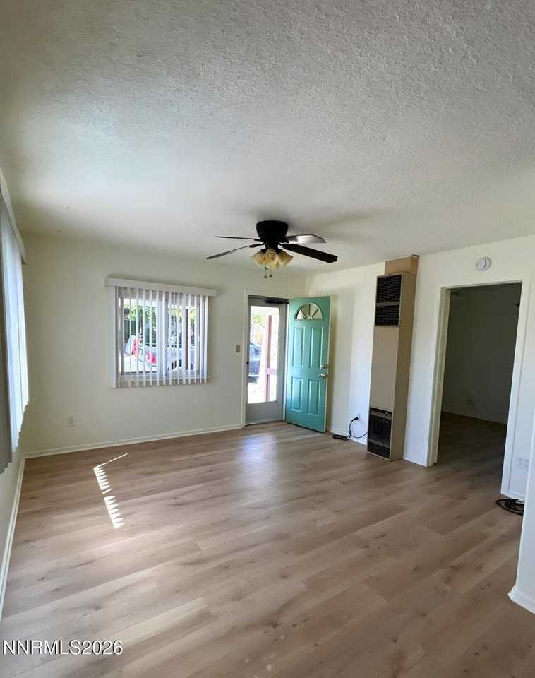 1052 20th St - Photo 4 of 15