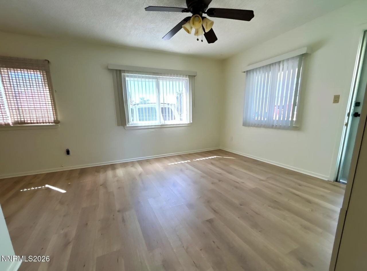 1052 20th St - Photo 6 of 15